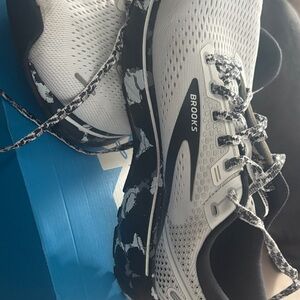 Brooks Women's White and Black Athletic Running Shoes